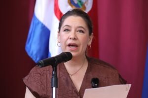 Claudia Dobles cuestiona seguridad y manejo de listas tras sesión solemne en Puntarenas