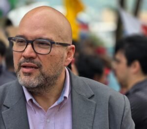 Edgardo Araya a manifestantes: Gracias por decirle a este gobierno fascista que el pensamiento crítico se respeta