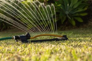 Economice agua y dinero con riego inteligente para su jardín