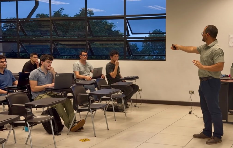 80 estudiantes del TEC reciben formación especializada para responder a las necesidades de la industria de dispositivos médicos