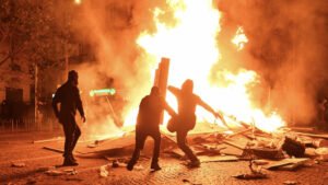 Manifestaciones en Francia: al menos 1.800 arrestos por disturbios y saqueos