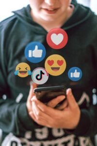 El uso excesivo de redes sociales en menores puede afectar su salud mental