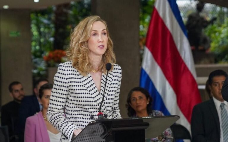 Laura Fernández cuestiona secretismo en Acuerdo Transpacífico y destituye a ministra del Comex