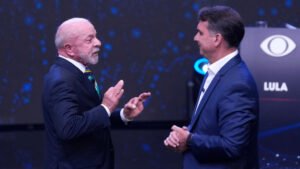 Brasil: Lula y Flávio Bolsonaro intercambian insultos y acusaciones en debate electoral