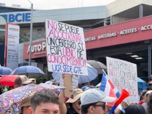 Entre becas, consignas y ataques al Gobierno: los carteles que marcaron la marcha por la educación pública