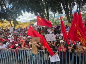 Dos realidades políticas: universitarios marchan contra el Gobierno mientras encuestas confirman fuerte respaldo popular
