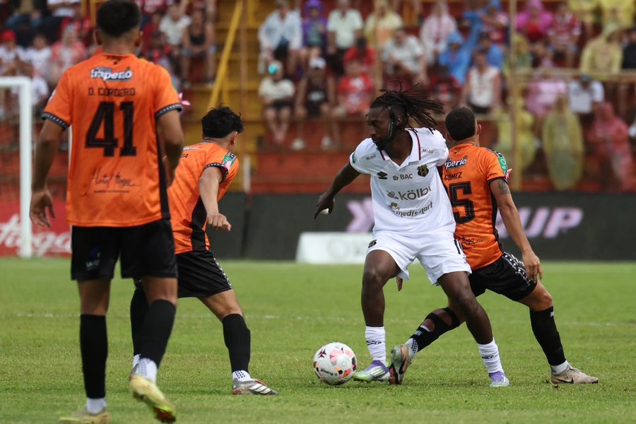 Óscar Ramírez lamenta el empate y señala qué le costó la victoria a Alajuelense