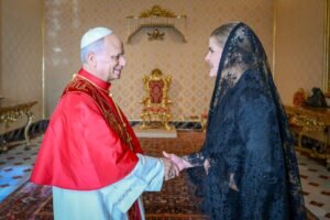 Laura Fernández visita el Vaticano y extiende invitación formal al papa León XIV para visitar Costa Rica
