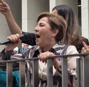 Janice Sandí hace campaña por Álvaro Ramos en la marcha por la educación