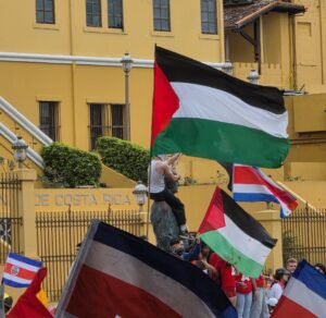 Encapuchados con banderas de Palestina suben al monumento de “Don Pepe” en marcha por la educación