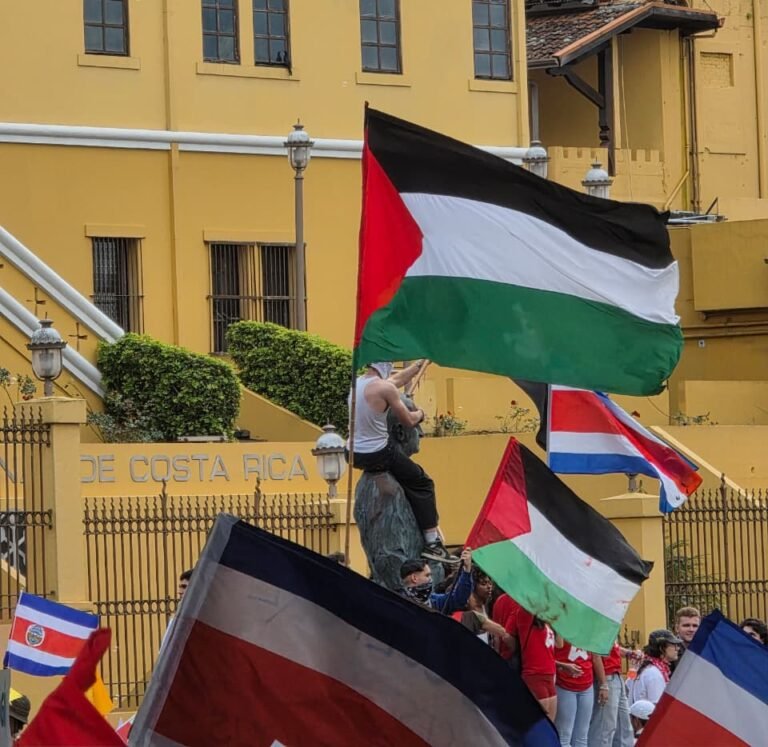 Encapuchados con banderas de Palestina suben al monumento de “Don Pepe” en marcha por la educación