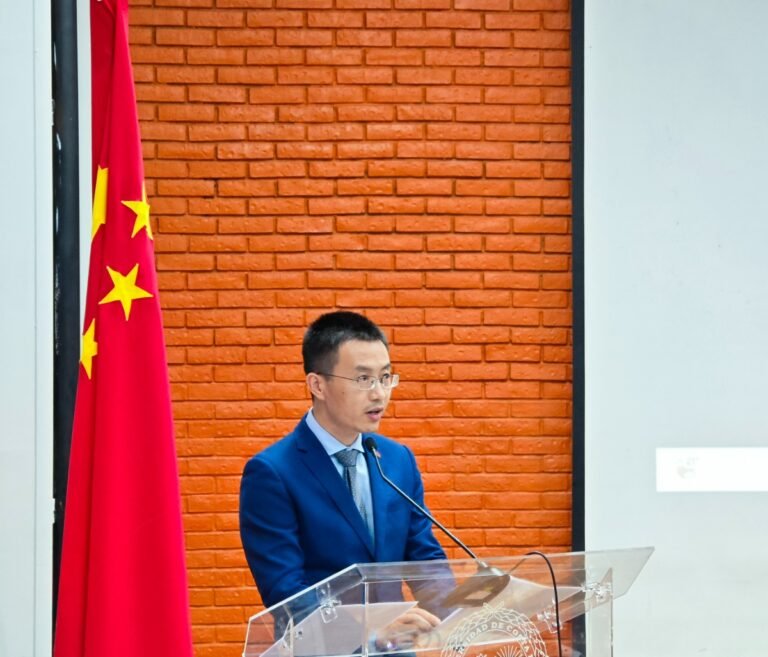 Xu Tiefei, consejero de la Embajada de China en Costa Rica, durante su intervención en el III Seminario Internacional de Estudios sobre China Contemporánea, celebrado en la Universidad de Costa Rica (UCR), donde expuso los proyectos de cooperación que China contempla desarrollar en el país.