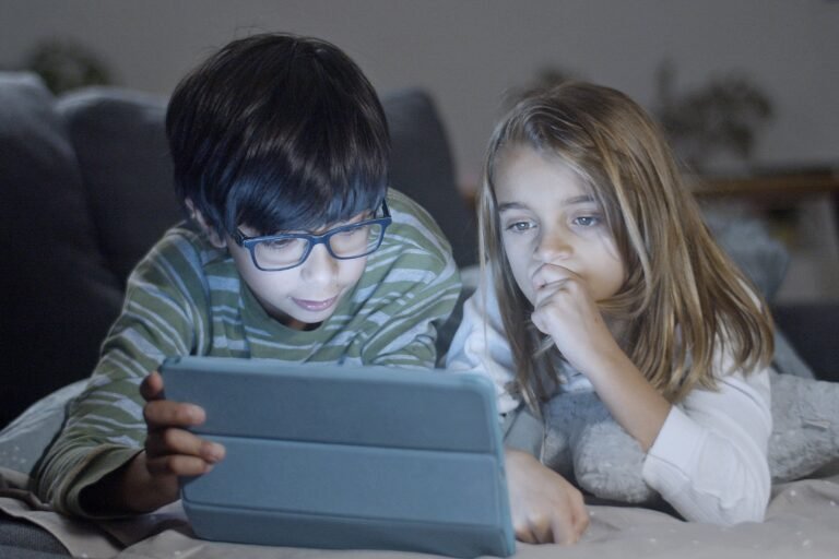 Edad mínima para usar redes sociales abre debate sobre cómo proteger realmente a los menores