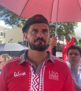 ¿Provocación o moda?: La boina con estrella roja del vicerrector de la UNA desata comentarios en la marcha